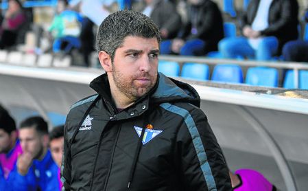 Marc Domínguez, actual director de cantera del Écija, en su etapa de entrenador azulino el pasado campeonato. Marc Domínguez, actual director de cantera del Écija, en su etapa de entrenador azulino el pasado campeonato.