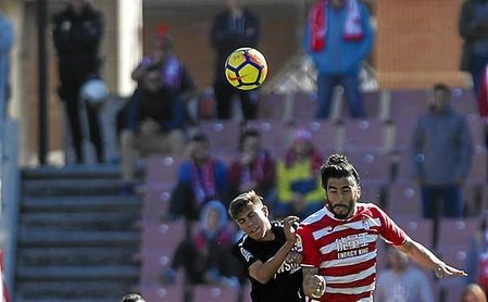 Pozo pugna en el aire con Chico durante el Granada CF-Sevilla Atlético. Pozo pugna en el aire con Chico durante el Granada CF-Sevilla Atlético.