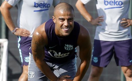 Rafinha, jugador del Barça, se aleja del Real Betis. Rafinha, jugador del Barça, se aleja del Real Betis.