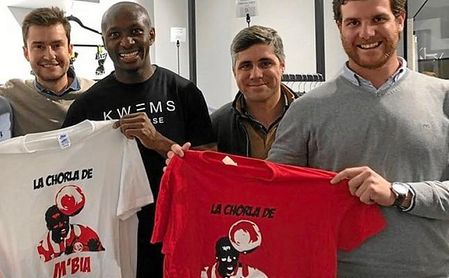 Imagen de los miembros de la peña ´´La chorla de Mbia´, junto al medio camerunés. Imagen de los miembros de la peña ´´La chorla de Mbia´, junto al medio camerunés.