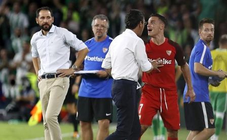 Machín observa cómo se marcha Roque Mesa expulsado. Machín observa cómo se marcha Roque Mesa expulsado.