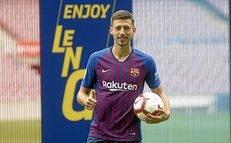 El Sevilla no pudo evitar la salida de Lenglet a un Barça que pagó su cláusula de rescisión. El Sevilla no pudo evitar la salida de Lenglet a un Barça que pagó su cláusula de rescisión.
