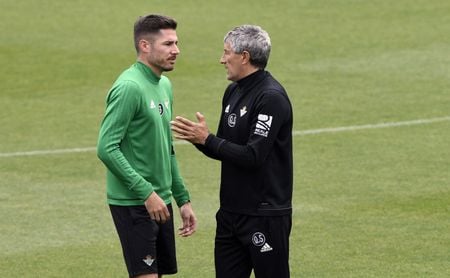 Javi García conversa con Quique Setién. Javi García conversa con Quique Setién.