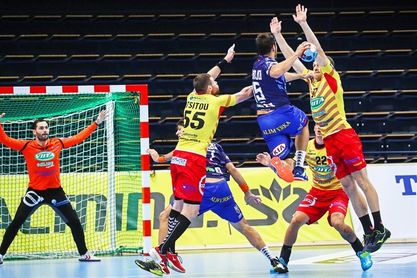 19-19. Ademar volvió a quedarse con la miel en los labios en su debut europeo 19-19. Ademar volvió a quedarse con la miel en los labios en su debut europeo