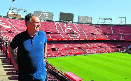 Caparrós, en el Ramón Sánchez-Pizjuán, durante la entrevista con ESTADIO. Caparrós, en el Ramón Sánchez-Pizjuán, durante la entrevista con ESTADIO.