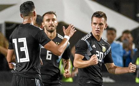 Lo Celso, con Pezzella al fondo, celebra un tanto con Argentina. Lo Celso, con Pezzella al fondo, celebra un tanto con Argentina.