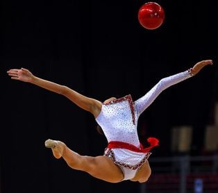 La rusa Dina Averina encadena su segundo título mundial consecutivo La rusa Dina Averina encadena su segundo título mundial consecutivo