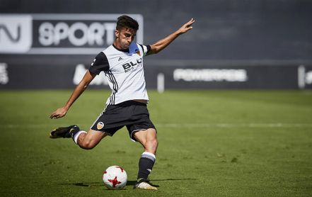 Ferrán, en un encuentro con las inferiores del Valencia. Ferrán, en un encuentro con las inferiores del Valencia.