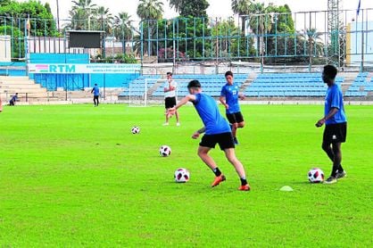 David Páez, al fondo, observa un entrenamiento de su equipo. David Páez, al fondo, observa un entrenamiento de su equipo.
