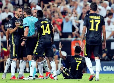 La Juventus se adelanta de penalti ante el Valencia y Cristiano es expulsado La Juventus se adelanta de penalti ante el Valencia y Cristiano es expulsado
