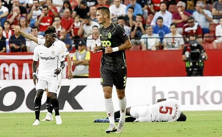Amadou tuvo que ser reemplazado en la primera parte, al caer lesionado. Amadou tuvo que ser reemplazado en la primera parte, al caer lesionado.