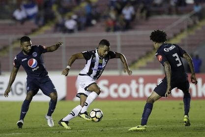 2-1. Doblete de Edwin Aguilar le da el triunfo a Tauro sobre Motagua 2-1. Doblete de Edwin Aguilar le da el triunfo a Tauro sobre Motagua
