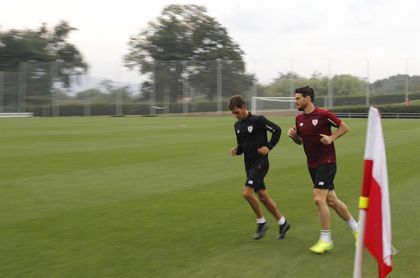 Aduriz, con una sobrecarga, se suma a la duda de Muniain para el Villamarín Aduriz, con una sobrecarga, se suma a la duda de Muniain para el Villamarín