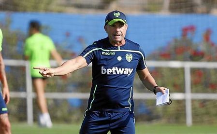 El técnico del Levante ha recibido las primeras críticas, después de haber encadenado tres jornadas sin ganar. El técnico del Levante ha recibido las primeras críticas, después de haber encadenado tres jornadas sin ganar.