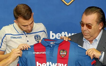 Mayoral podría haber jugado este domingo de blanquirrojo, en lugar como granota. Mayoral podría haber jugado este domingo de blanquirrojo, en lugar como granota.