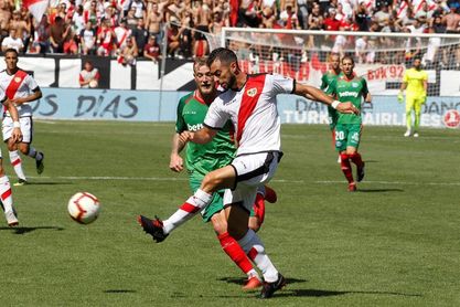 Raúl de Tomás: "La derrota con el Alavés es bastante dura" Raúl de Tomás: "La derrota con el Alavés es bastante dura"