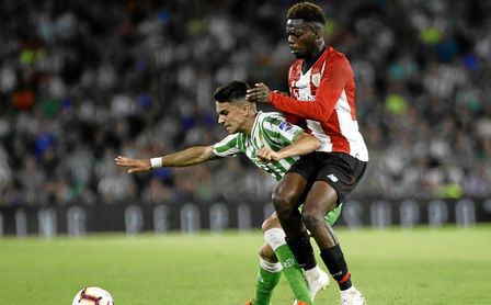 Bartra e Iñaki Williams luchan por un esférico. Bartra e Iñaki Williams luchan por un esférico.