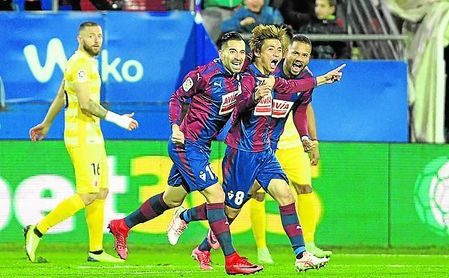 Inui celebra uno de sus dos goles al Girona en Ipurúa en la 17/18. Inui celebra uno de sus dos goles al Girona en Ipurúa en la 17/18.
