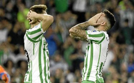 Tonny Sanabria y Loren Morón se lamentan tras fallar una ocasión el primero ante el Athletic Club. Tonny Sanabria y Loren Morón se lamentan tras fallar una ocasión el primero ante el Athletic Club.