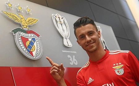 Corchia se lesionó en su tercer entrenamiento con el Benfica. Corchia se lesionó en su tercer entrenamiento con el Benfica.