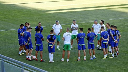 La plantilla del Betis, en un entrenamiento. La plantilla del Betis, en un entrenamiento.