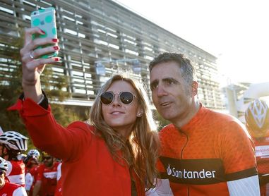 Cerca de 2.000 ciclistas acompañan a Induráin y Chiappuci en Valencia Cerca de 2.000 ciclistas acompañan a Induráin y Chiappuci en Valencia