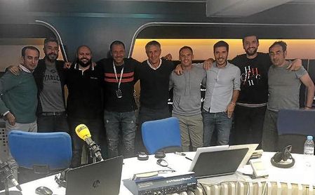 Setién, junto a los miembros de ´El Larguero´ en el estudio. Setién, junto a los miembros de ´El Larguero´ en el estudio.