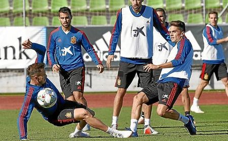 Bartra, en un entrenamiento con la selección española. Bartra, en un entrenamiento con la selección española.
