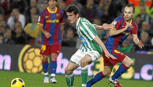 Miki Roqué pugna con Andrés Iniesta en un Betis-Barcelona de Copa del Rey. Miki Roqué pugna con Andrés Iniesta en un Betis-Barcelona de Copa del Rey.