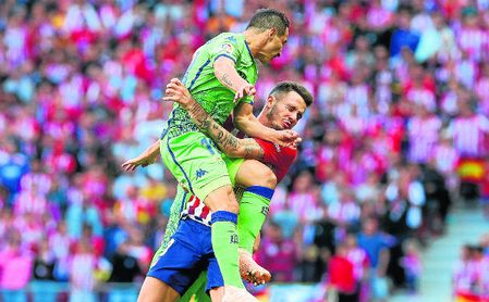 Guardado, en un lance en el partido ante el Atlético. Guardado, en un lance en el partido ante el Atlético.