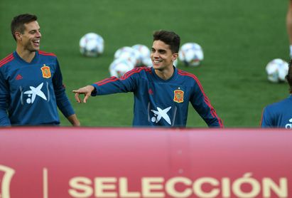Marc Bartra y Pau López ponen más color verdiblanco a la visita de España a Heliópolis. Marc Bartra y Pau López ponen más color verdiblanco a la visita de España a Heliópolis.