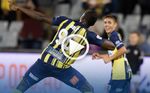 Bolt anota su primer doblete como jugador de fútbol