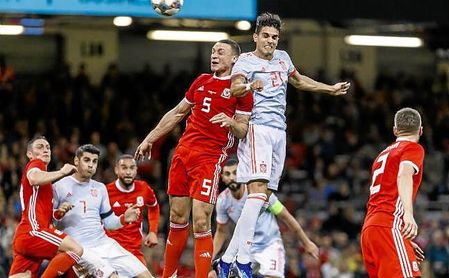 Bartra cabecea un córner botado por Suso y marca el cuarto gol de España en Gales. Bartra cabecea un córner botado por Suso y marca el cuarto gol de España en Gales.
