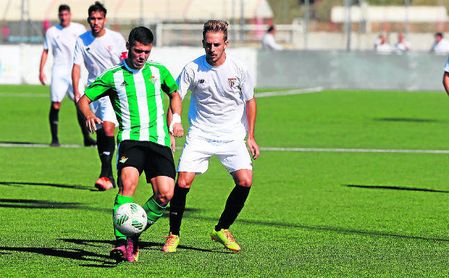 Julio Gracia y Víctor Morillo en el último Sevilla C-Betis B, en la temporada 16/17, saldado con un 2-0. Julio Gracia y Víctor Morillo en el último Sevilla C-Betis B, en la temporada 16/17, saldado con un 2-0.