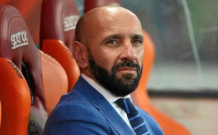 Monchi, en el banquillo de la Roma antes de un partido. Monchi, en el banquillo de la Roma antes de un partido.