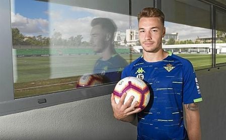 Loren posa para la cámara de ESTADIO Deportivo en la ciudad deportiva bética. Loren posa para la cámara de ESTADIO Deportivo en la ciudad deportiva bética.