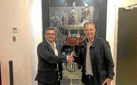 Joaquín Caparrós, con una de las cuatro Carabelas de Plata que tiene el Sevilla. Joaquín Caparrós, con una de las cuatro Carabelas de Plata que tiene el Sevilla.