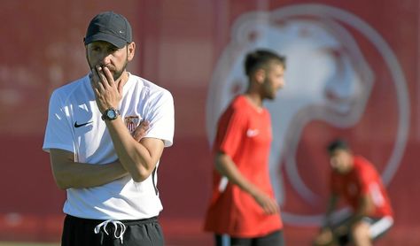 Machín, en un entrenamiento con el Sevilla. Machín, en un entrenamiento con el Sevilla.