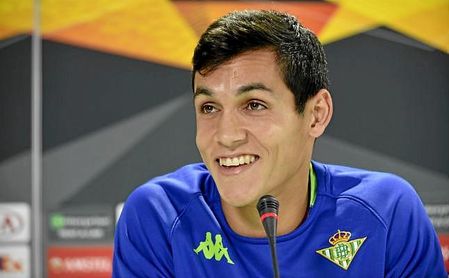 Mandi, en rueda de prensa. Mandi, en rueda de prensa.