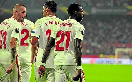 Muriel y Promes formarán la punta de lanza sevillista frente al Akhisar, ante las bajas de André Silva y Ben Yedder. Muriel y Promes formarán la punta de lanza sevillista frente al Akhisar, ante las bajas de André Silva y Ben Yedder.