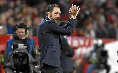 Machín, en un partido con el Sevilla. Machín, en un partido con el Sevilla.