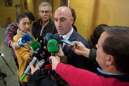 Piensa que "un partido con una sede local no puede sacarse del país". Piensa que "un partido con una sede local no puede sacarse del país".