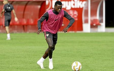 Promes durante un entrenamiento con el Sevilla. Promes durante un entrenamiento con el Sevilla.