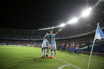 Racing no detiene su marcha y continúa como líder cómodo de la Superliga de fútbol en Argentina Racing no detiene su marcha y continúa como líder cómodo de la Superliga de fútbol en Argentina