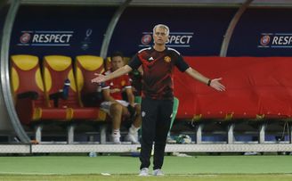 Mourinho le abre la puerta a dos centrales