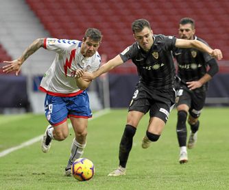 Aitor Ruibal corre con el balón controlado ante la presión del almeriense Chema Núñez. Aitor Ruibal corre con el balón controlado ante la presión del almeriense Chema Núñez.