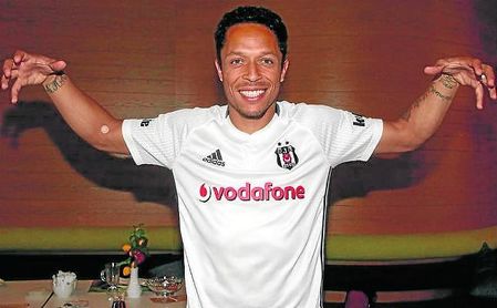 Adriano Correia tiene un año más de contrato con el Besiktas, aunque se encuentra lesionado. Adriano Correia tiene un año más de contrato con el Besiktas, aunque se encuentra lesionado.