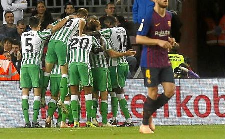Los jugadores del Betis celebran uno de los cuatro goles en el Camp Nou. Los jugadores del Betis celebran uno de los cuatro goles en el Camp Nou.