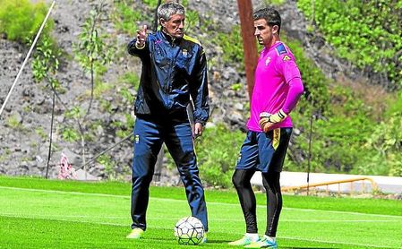 Javi Varas, atento a las órdenes de Quique Setién durante su etapa en Las Palmas. Javi Varas, atento a las órdenes de Quique Setién durante su etapa en Las Palmas.