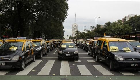 Taxistas protestan en la AFA porque Uber es nuevo patrocinador de Argentina Taxistas protestan en la AFA porque Uber es nuevo patrocinador de Argentina